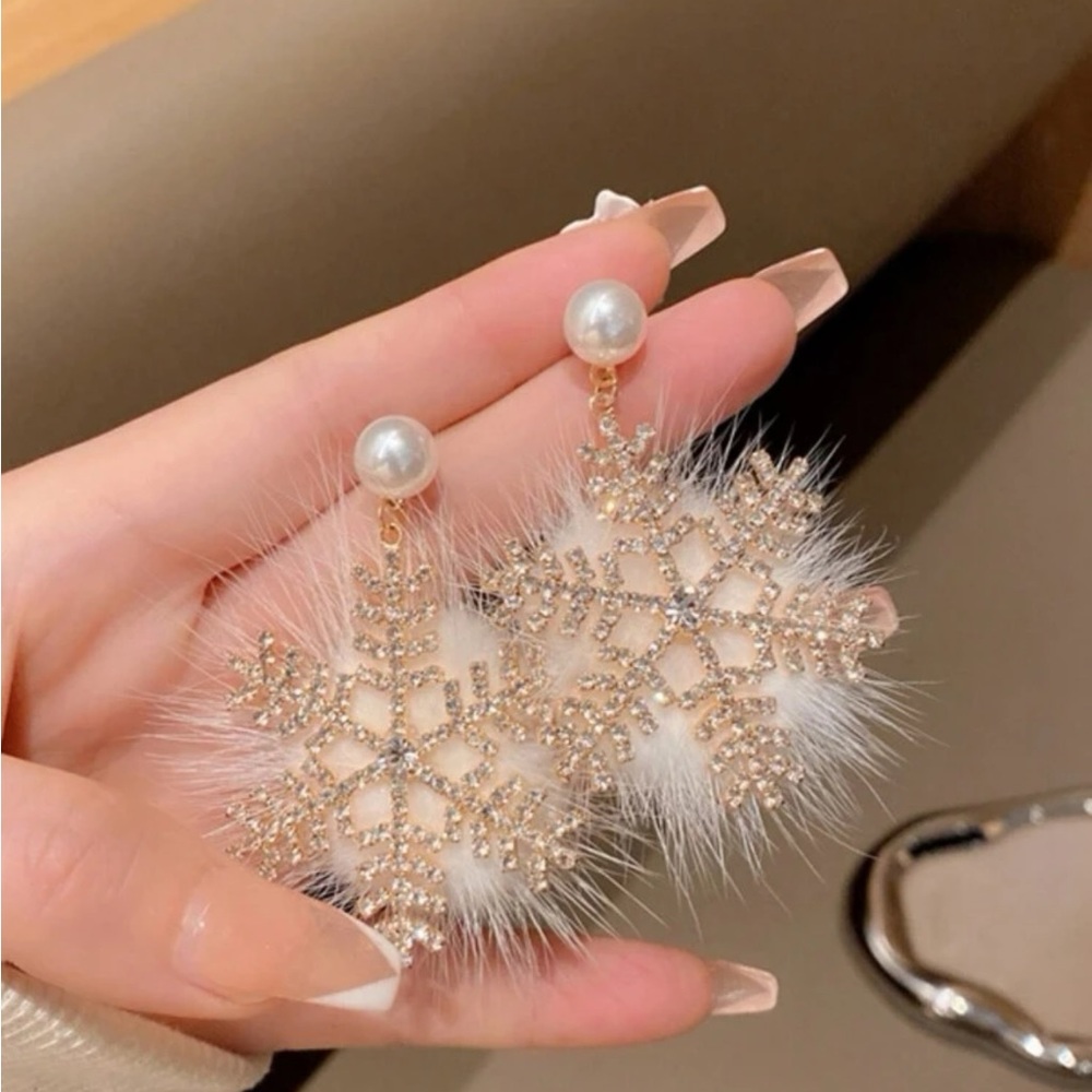 Christmas Element Earrings , Pearl Exaggerated Snowflake